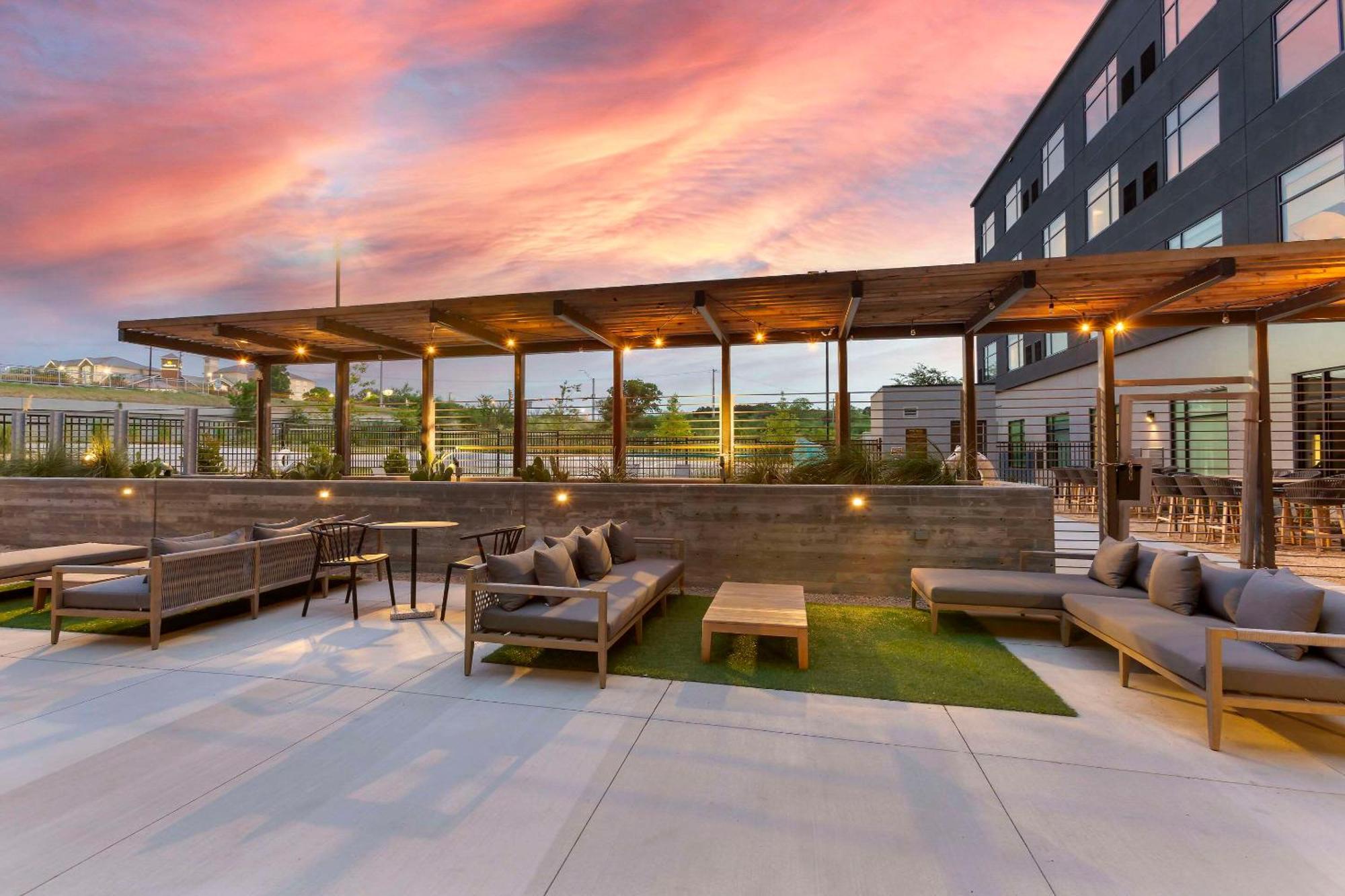 Cambria Hotel Austin Airport Exterior foto